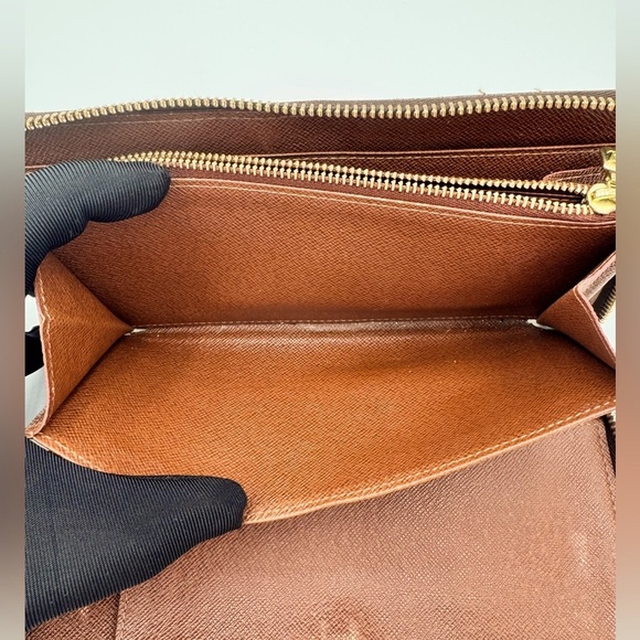 Full Inclusion Louis Vuitton Monogram Canvas Zippy Organizer Wallet. - Picture 9 of 11